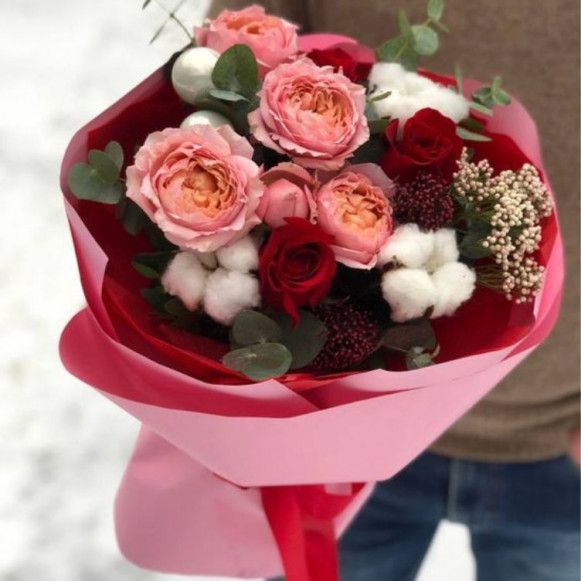 Букет микс из 7 роз с хлопком и веточками эвкалипта