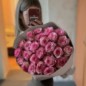 25 нежно розовых роз в белой упаковке
