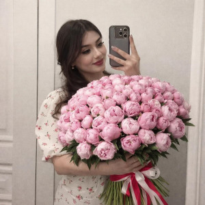 101 розовый пион с лентами
